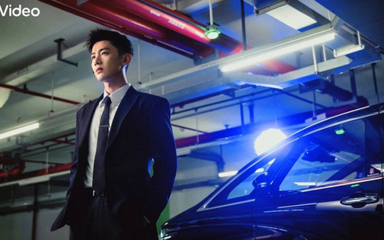 白敬亭當刑警遇上搶劫　「單手換彈匣」神技帥炸