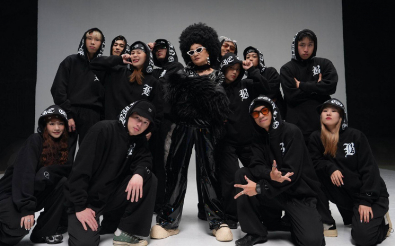 比莉揭開「神級凍齡」秘訣　扛3公斤假髮勁舞30次展現驚人體力