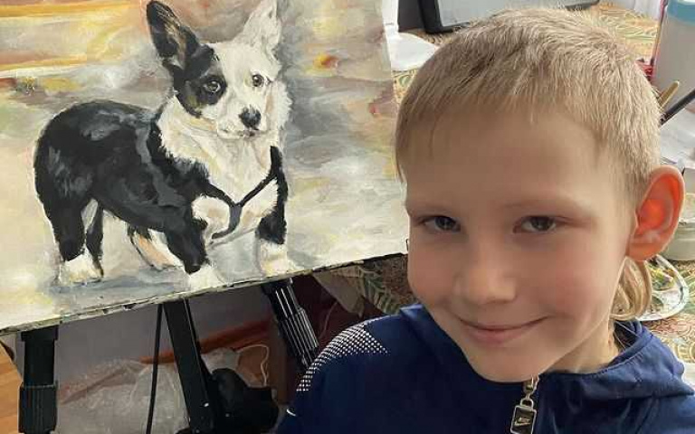 10歲童靠畫圖救浪浪!報酬不收錢只收飼料,自家畫廊還身兼貓咪收容所!