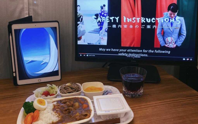 想出國想瘋了!網友自製「飛機餐」神還原,連「空景照」、「宣導短片」通通有!
