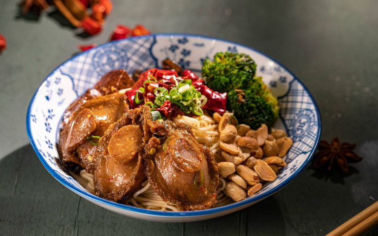 滿300送300!「鮑魚小麵」插旗台北、桃園,又麻又辣吃起來超過癮!