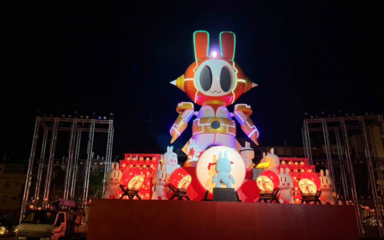 全台第一30噸巨型機器人登入桃園燈會!「富岡運動公園」變身奇幻樂園
