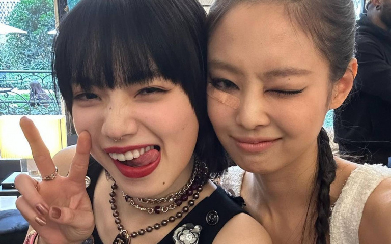 GD前後任緋聞女友合體　Jennie、小松菜奈貼臉俏皮合照
