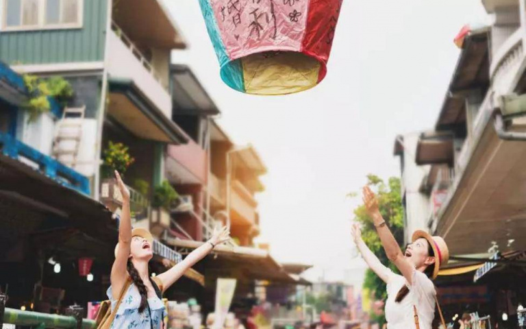 單身狗快報名！旅遊電商平台「戀愛巴士團」，放天燈傳情，加碼送住宿券！