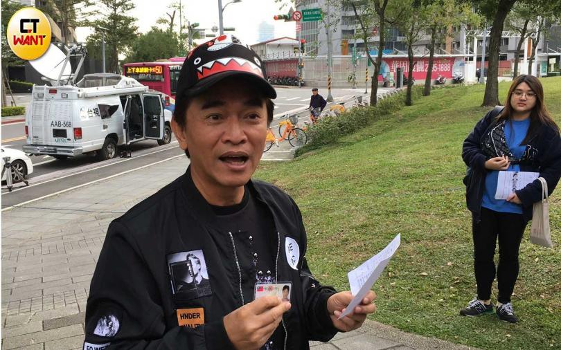 吳宗憲晨起趕投票 守規定笑變「哆啦A夢」