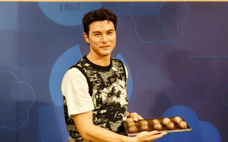 中秋話題伴手禮  兩大百年品牌跨界合作、把兒時零食包進餡餅裡