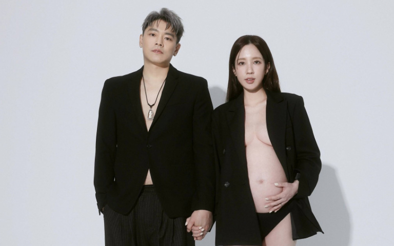 愛雅挺8月孕肚拍寫真深V開到肚臍　卸貨前夕硬起來開告酸民