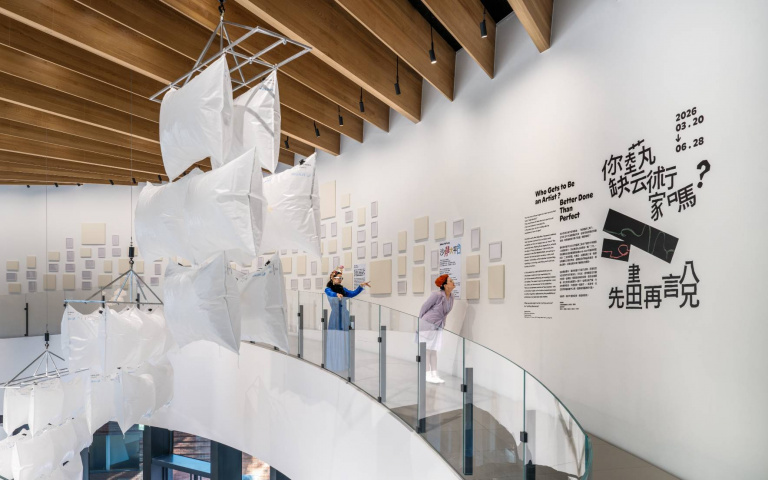 不會畫畫也能當藝術家！勤美術館變「空白畫布」，100天共創展登場