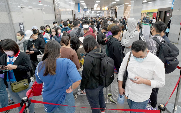 旅展首日創多項千萬佳績 週末排隊人潮湧現 機票、手機好禮大方送
