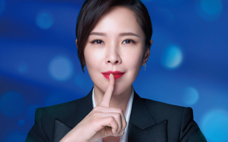 看手機手拿好遠真尷尬　裸視美熟齡雷射視力矯正問市