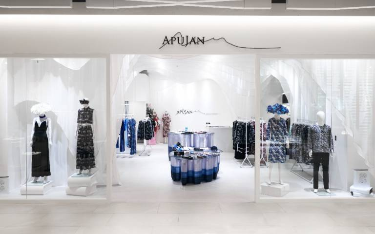 時裝品牌 APUJAN 直營店,與劉品言一同展現時裝的新面貌!
