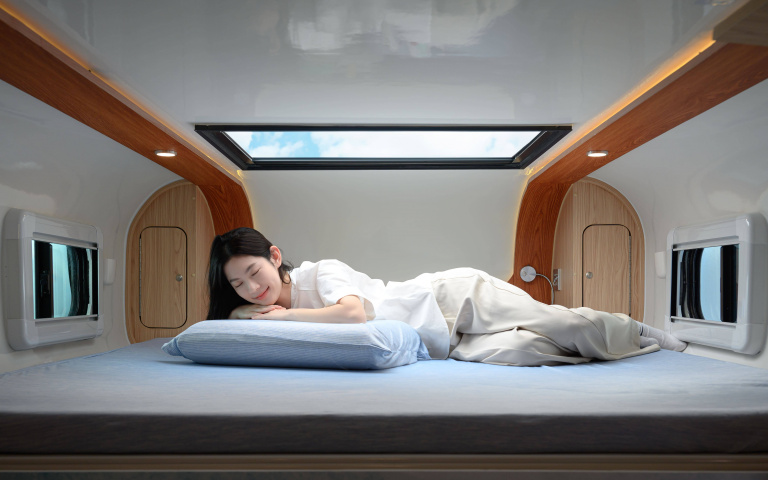 怕熱的你看過來！HOLA「涼感毯」觸膚瞬間降溫6度，預防夏日中暑危機！