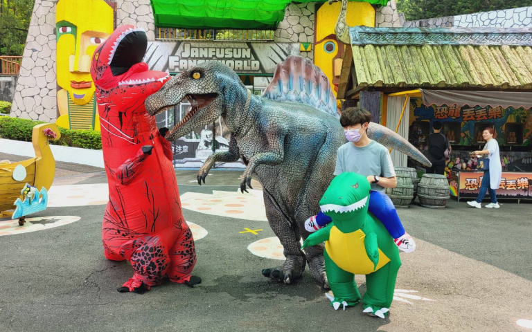 穿恐龍衣到「劍湖山世界」只要399元！學生、壽星購票再送蓋婭莊園門票！