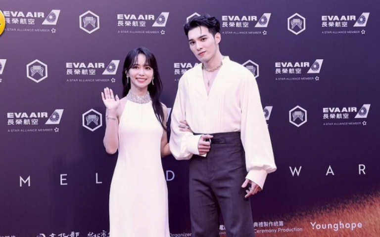 金曲36／陳明珠淺色禮服性感小露背　3度搭檔黃偉晉主持紅毯