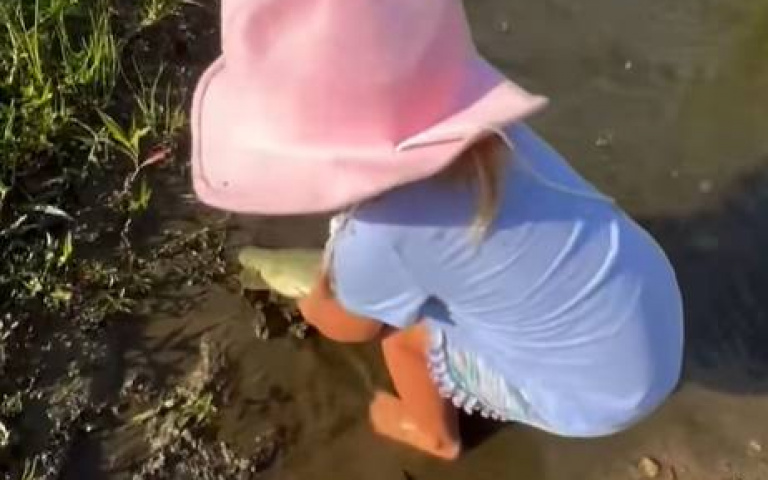 好心被雷親？　女孩放生一條魚…回頭整臉泥巴