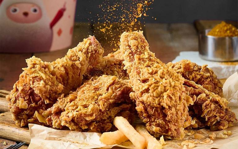 秒殺神物回歸！「繼光香香雞」人氣咖哩炸雞再現　加碼「黑白搖」挑戰視覺
