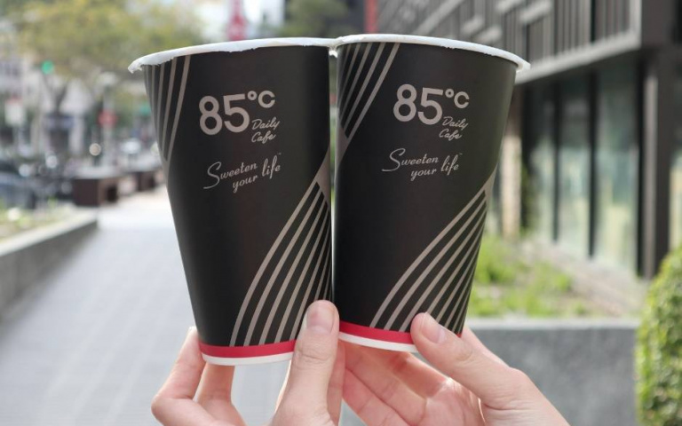 85˚C週五咖啡日!中大杯咖啡第二杯半價,再請喝奶茶!