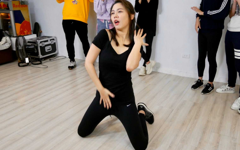 被嗆憑什麼參加跨年?白家綺辣秀「旋轉蜜桃」證明實力