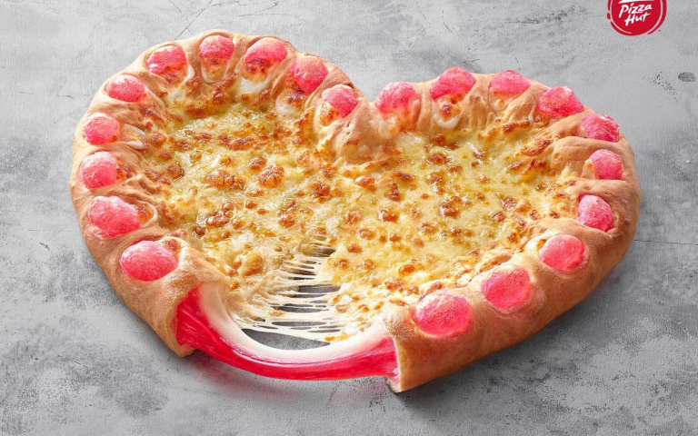 可以吃的「紅線」！必勝客推「紅餡芝心比薩」限時七天開賣