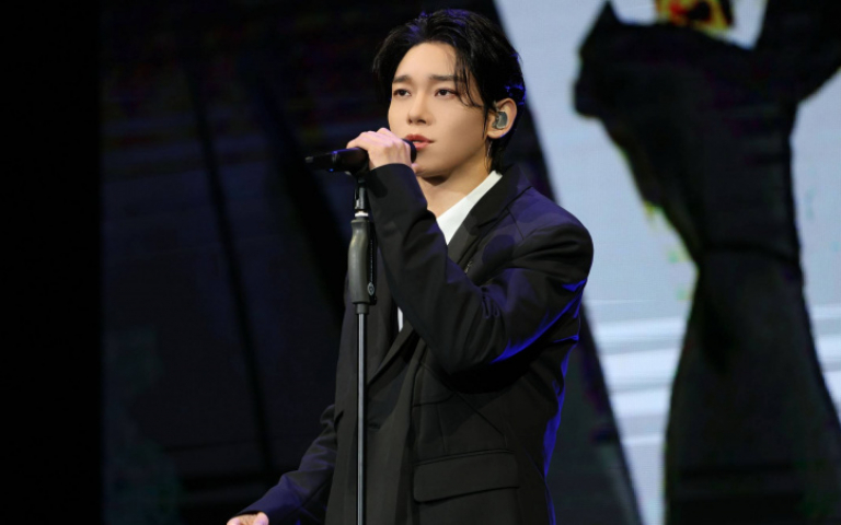 CHEN下台邀粉絲唱歌　狂讚「唱功100分」