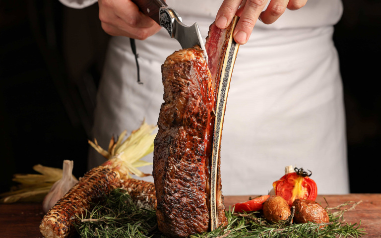 牛排館推「加長型美國帶骨牛小排」套餐！品嘗焦香與軟嫩肉排的雙重口感！