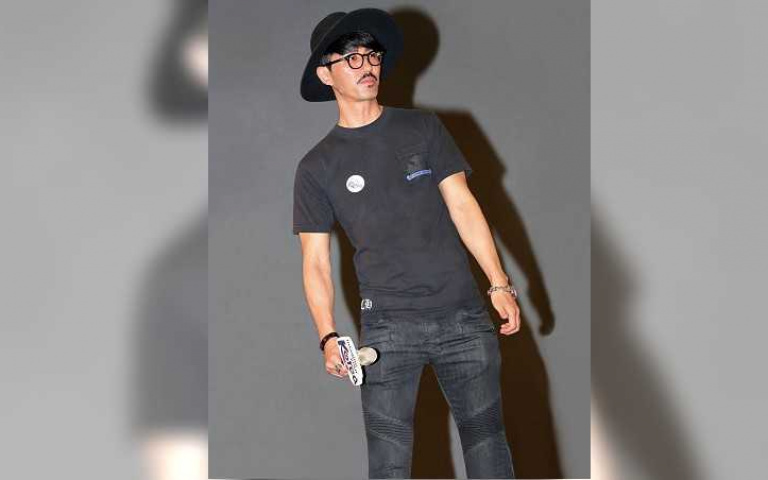 無人島當伸展台 車勝元年過半百更帥氣