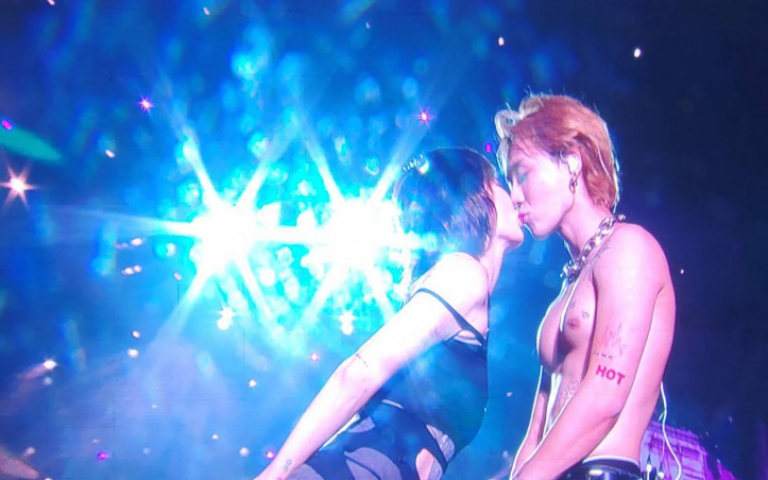 泫雅辣露小蠻腰性感開唱　合體DAWN登台玩親親