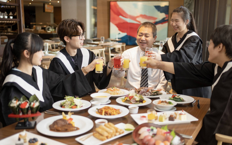 酒店謝師宴「吃到飽」方案!晚餐有鮪魚現切秀,再加贈粉紅氣泡酒!