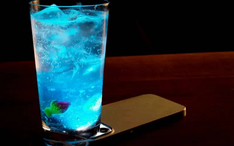 為難以斷絕「手機依賴」的人而設計！日本燒肉店就是不讓人吃飯時邊配手機