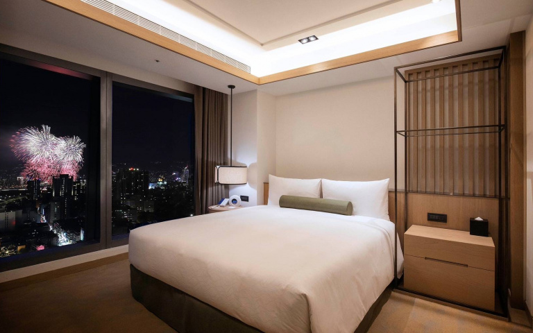 情人節煙火躺著看!台北凱達推「煙火景觀房」,入住贈Mini Bar、零食盤!