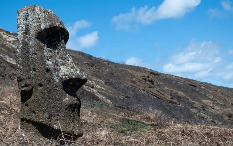 對世界遺產造成無法彌補的損害！智利復活節島大量「摩艾石像」遭森林大火焚毀
