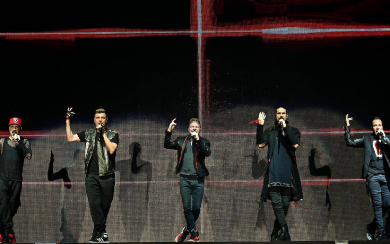 新好男孩成軍30年首度高雄開唱　AJ、Kevin台上撩粉丟「原味內褲」