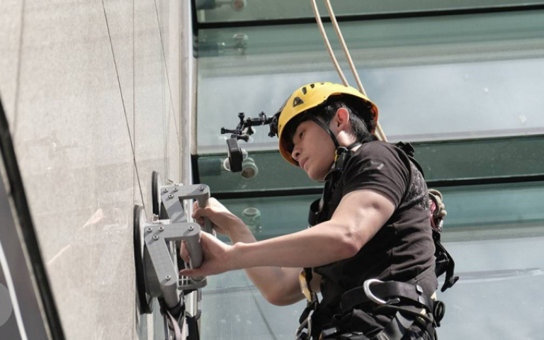 博恩拚了！攀爬5樓挑戰全台第一位「登上小巨蛋」