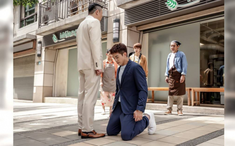 張立昂向林煒下跪　被關心膝蓋狀況