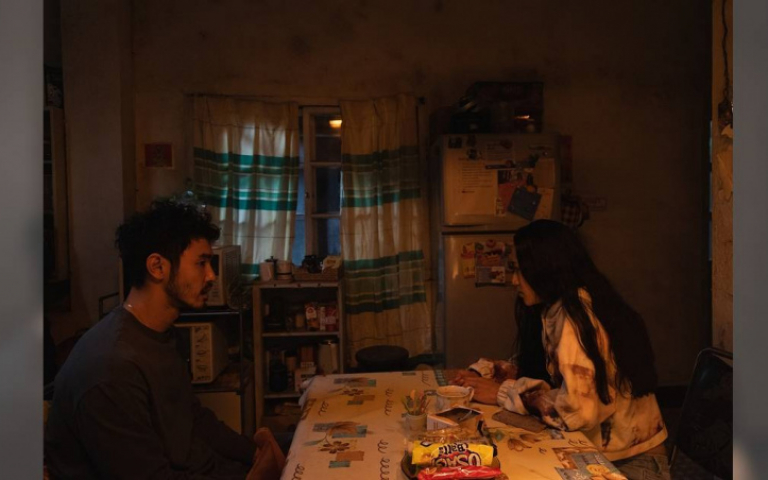 阮經天讚泰國女星眼睛會說話　片場親暱捏耳溝通無障礙