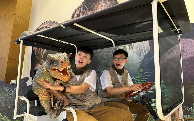 恐龍來了！《勇闖侏儸紀》沉浸式體驗展，可愛暴龍寶寶現身互動！