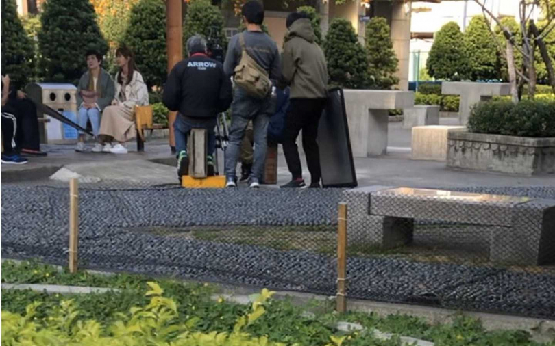 捕獲野生苗可麗攜手「媳婦」 公園拍片親切微笑