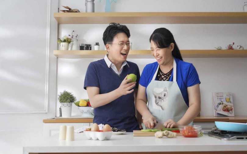 腫瘤外科名醫轉型當網紅　揪老婆出書防癌顧健康