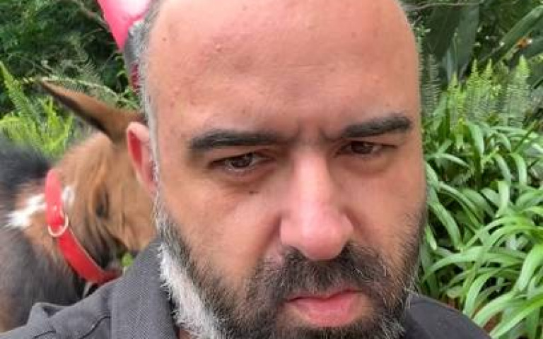 羊激動猛撞！　男子套保護套一勞永逸悠閒喝咖啡