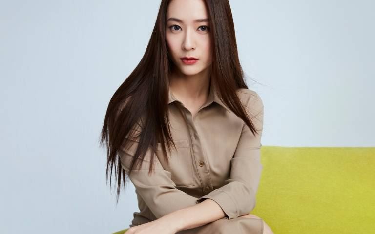 Krystal 成小CK首位全球品牌代言人,首張形象照再度展現厭世美