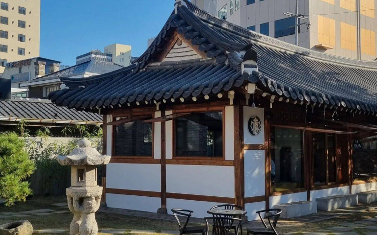 傳統百年「韓屋」飄著現代咖啡香!佔地199坪 Starbucks大邱鐘路門市全新登場