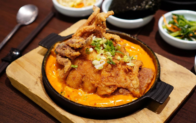 霸氣魷魚端上桌　牽絲美味擋不住　爆漿黑糖餅讓人置身韓國街頭