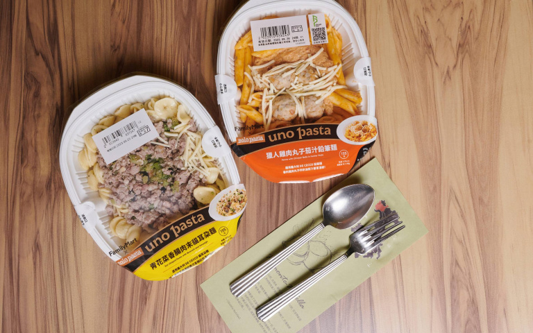 義式餐廳推2款義大利麵！香腸⾁末、雞⾁丸⼦茄汁，在「全家」就能吃！