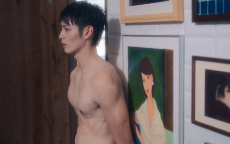 跟邵雨薇掉進泳池　曹佑寧秀養眼胸肌