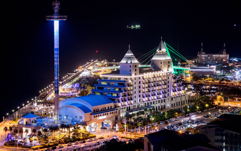 飯店耗資百萬打造「郵輪七彩燈光秀」迎耶誕　花圈、火雞禮籃超有節日感