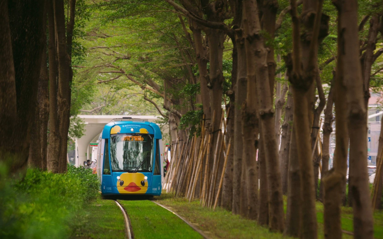 黃色小鴨重返高雄愛河灣　免費搭期間限定版輕軌遊港都