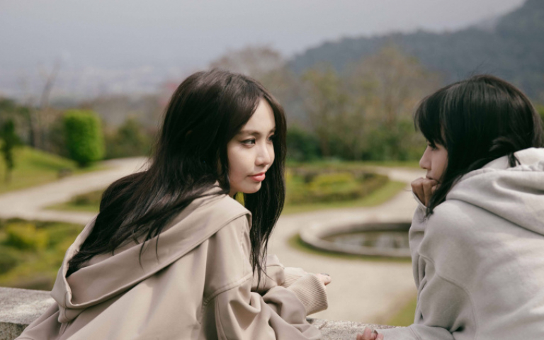 陳芳語牽閨蜜對望發電拍MV　紀念女女戀提倡愛不分性別