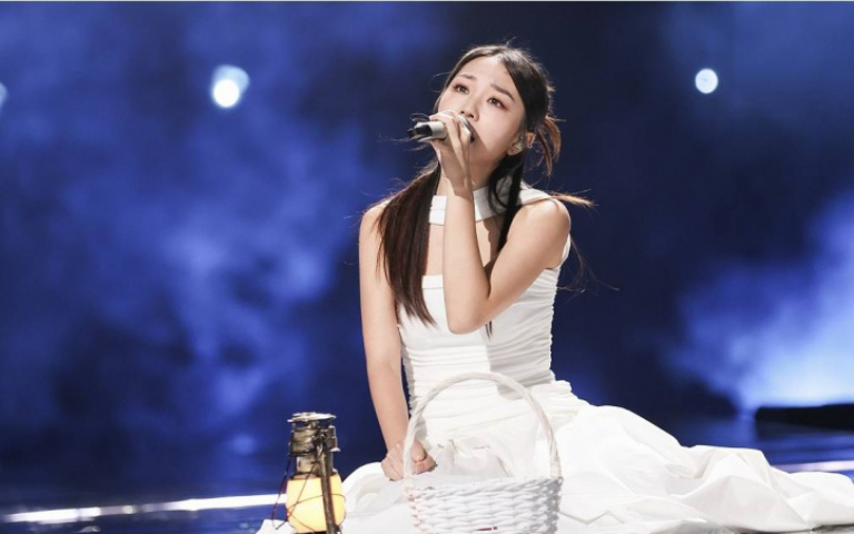 艾薇參加陸綜彩排出意外　台上摔倒撞到頭破相