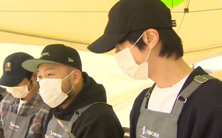 防彈少年團Jin低調現身災區　化身志工發送餐點