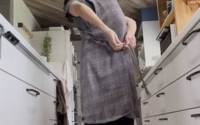 這等默契？　主人衣服掀開「小喵一看就明白」…跳進去了